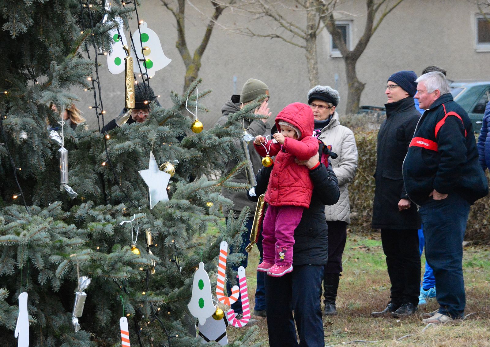 Közösen díszítették fel a börgöndiek a település karácsonyfáját